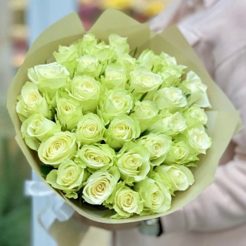 35 белых роз в крафте