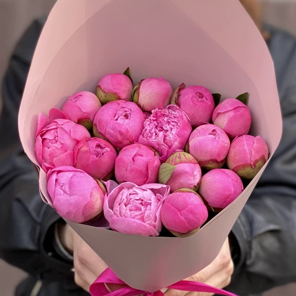 Букет из 17 розовых пионов