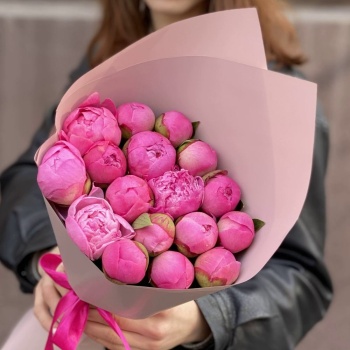 Букет из 17 розовых пионов