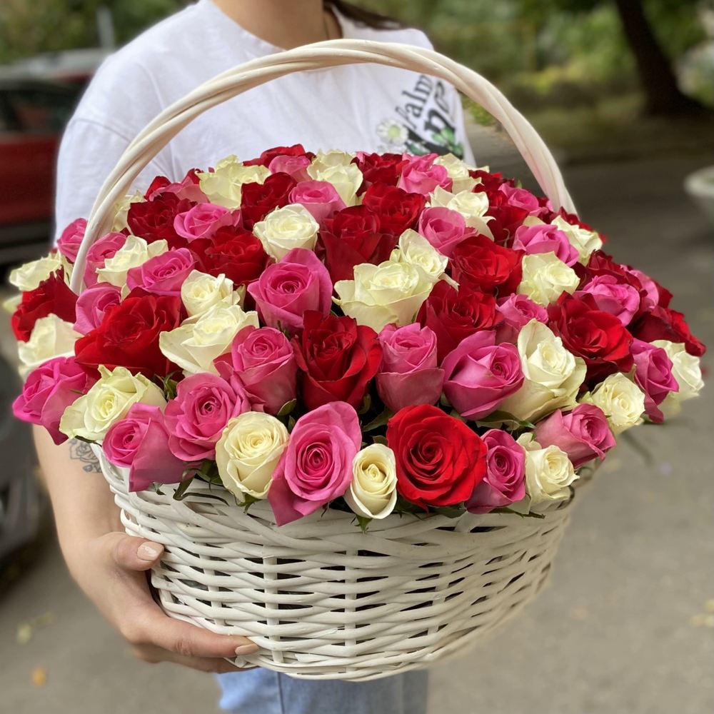101 роза микс в корзине с лентой