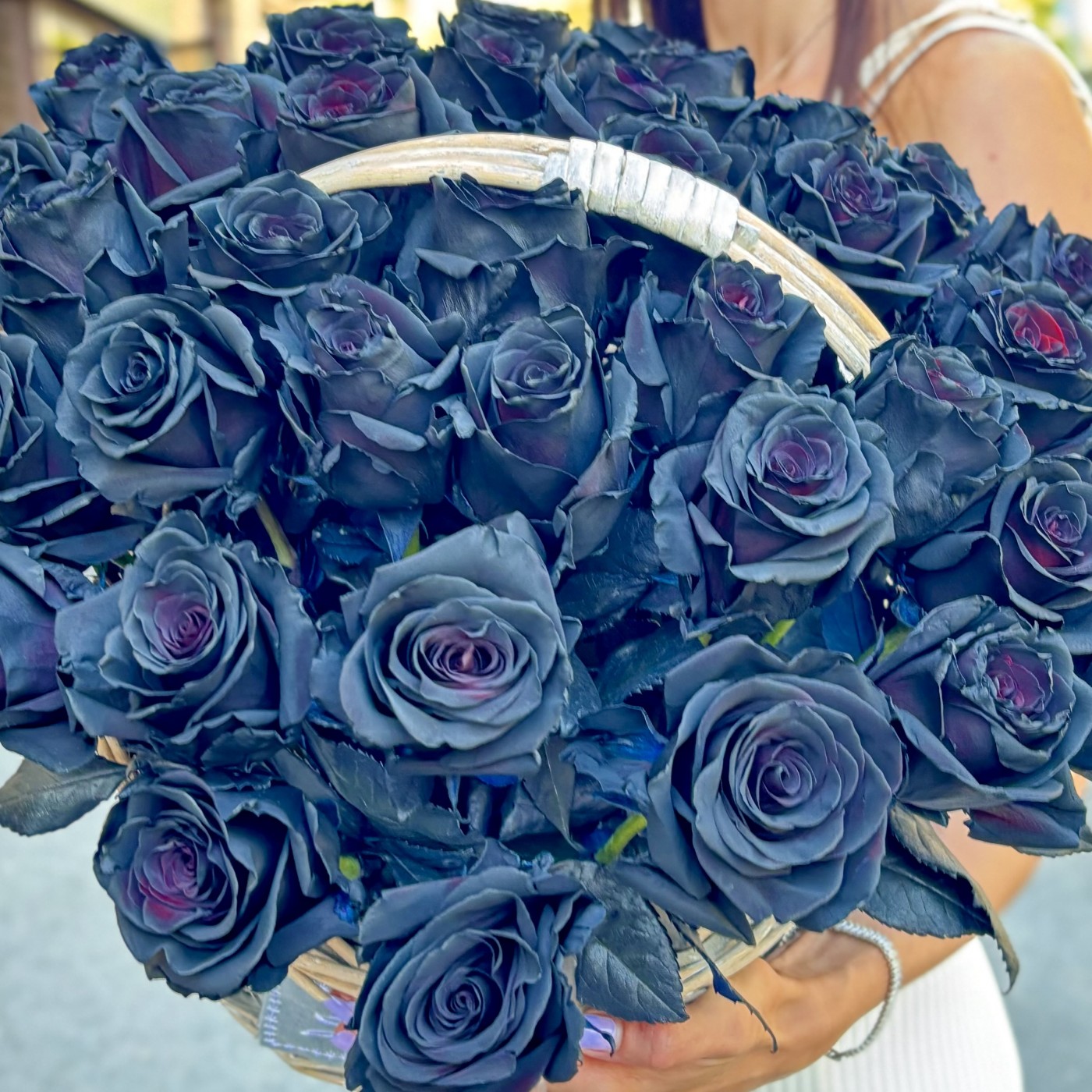 51 черная роза в корзине