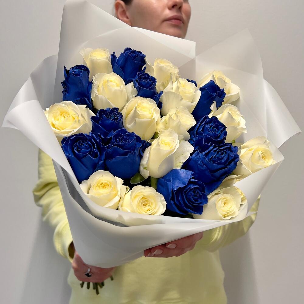 Букет из 25 синих и белых роз Эквадор