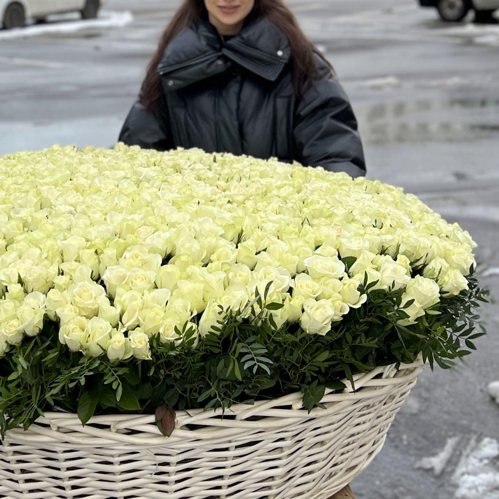 Шикарная корзина из 1001 белой розы 