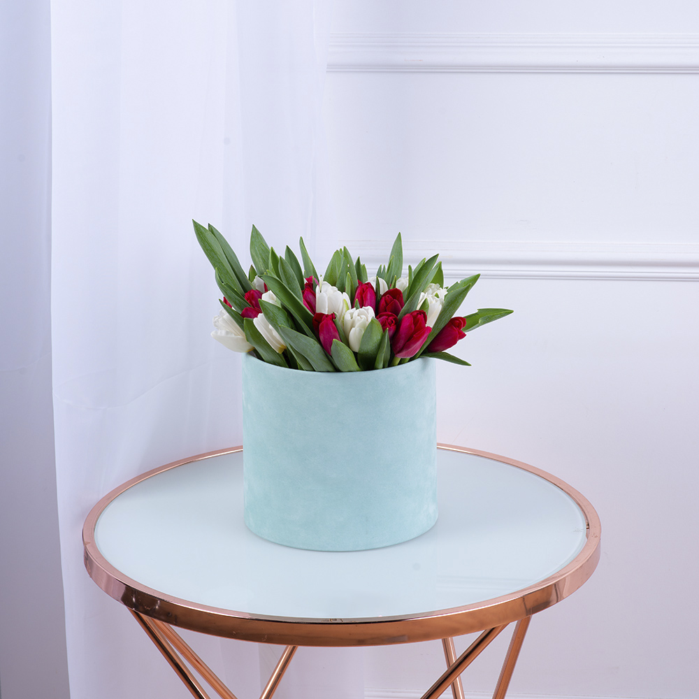 51 Разноцветный тюльпан в зеленой бархатной шляпной коробке