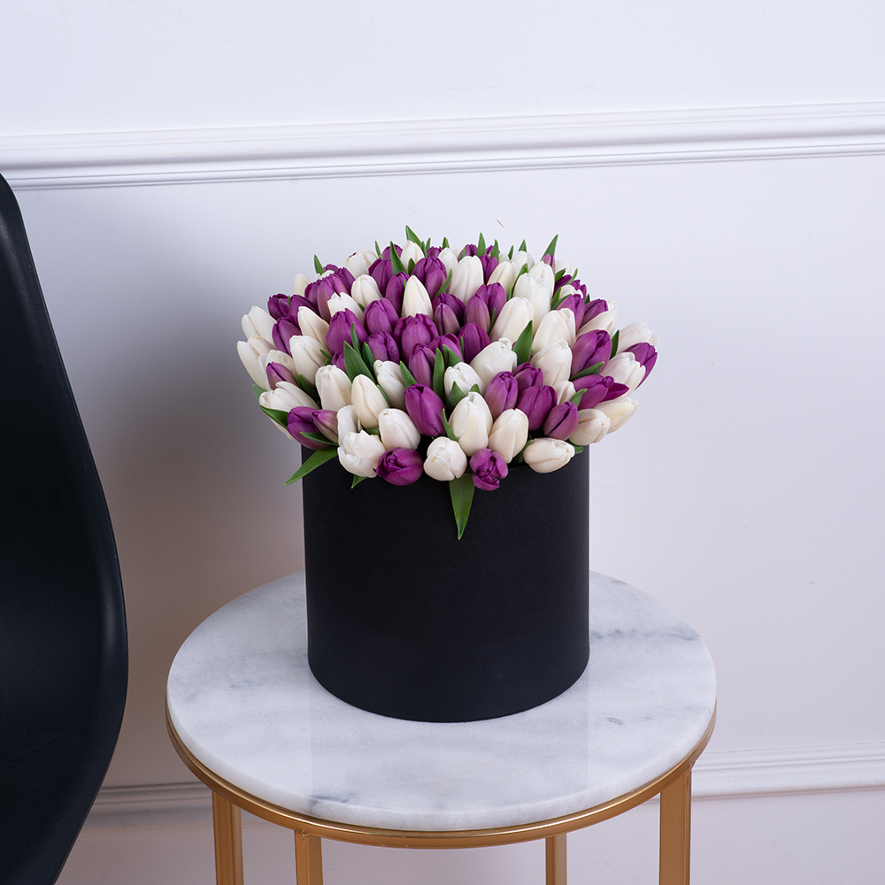 101 разноцветный тюльпан в черной шляпной коробке
