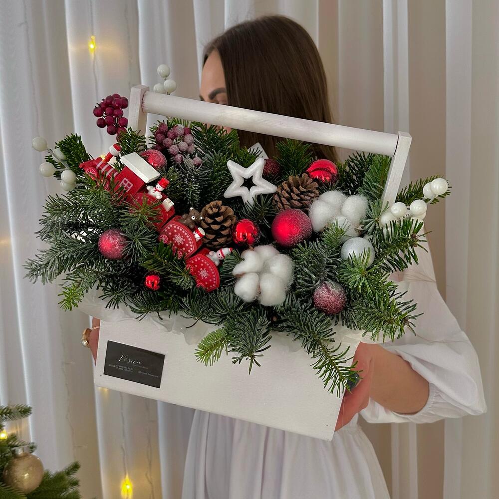 Зимняя композиция с живой елью, натуральным хлопком и новогодним декором