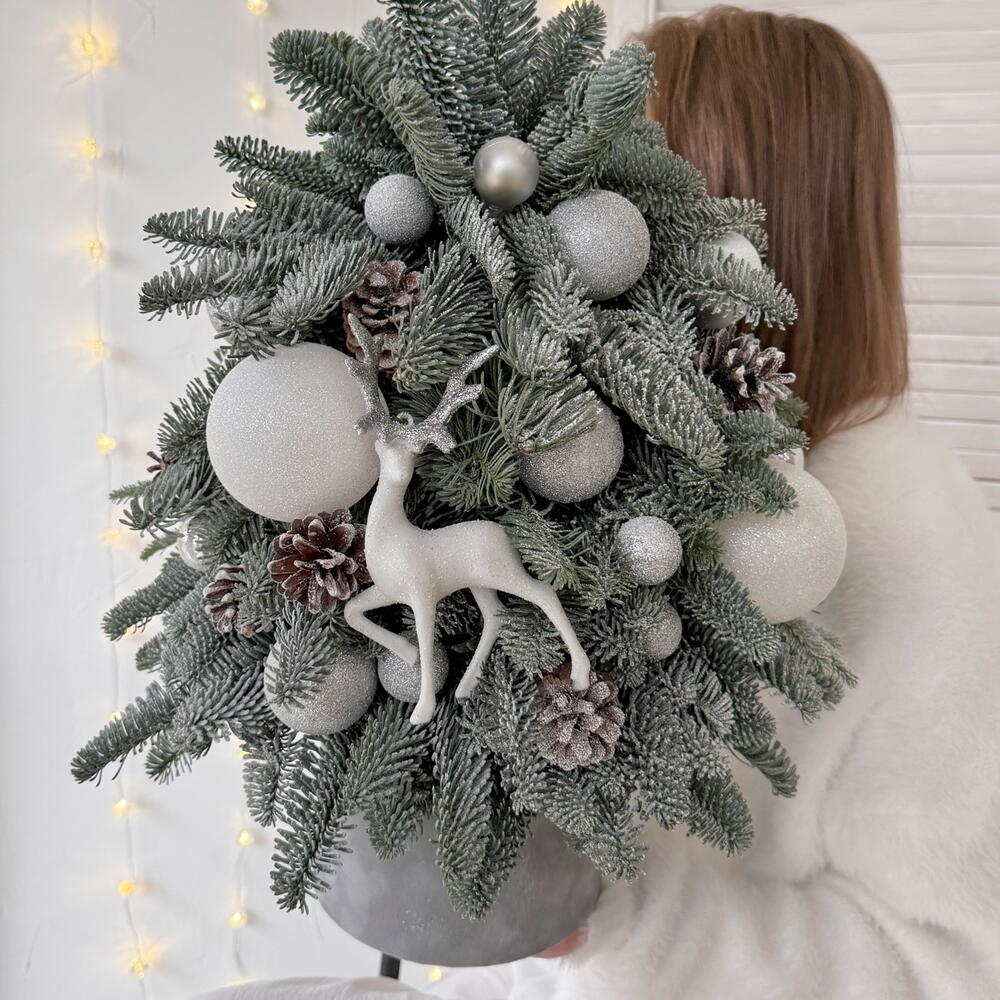 Авторская живая ель из нобилиса с новогодним декором 