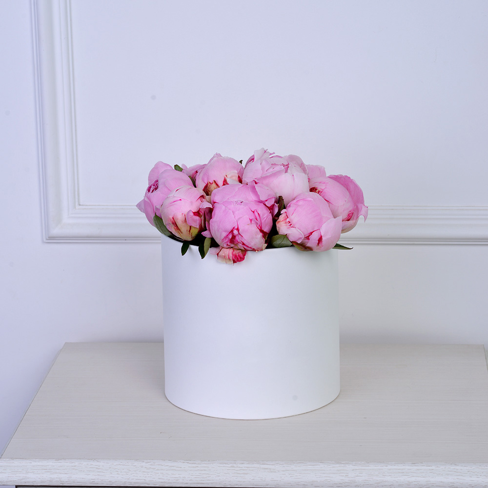 Букет из 11 розовых пионов в белой шляпной коробке