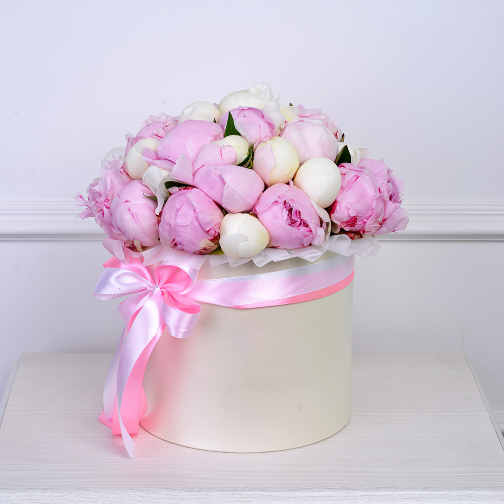 Букет из 35 разноцветных пионов в кремовой шляпной коробке