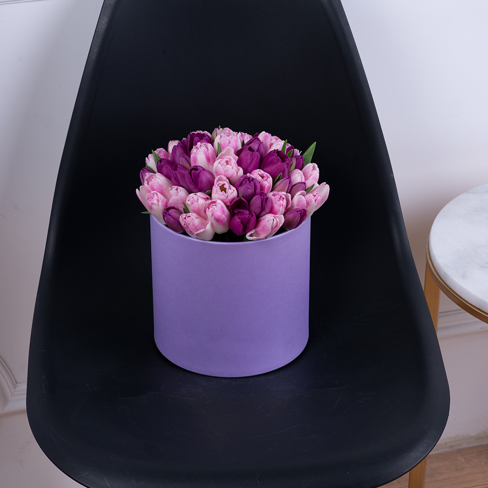 Разноцветный 51 тюльпан в фиолетовой шляпной коробке