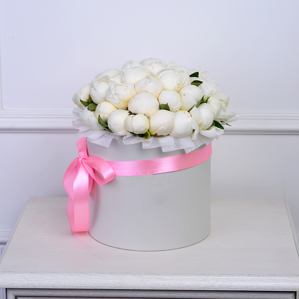 Букет из 35 белых пионов в белой бархатной шляпной коробке