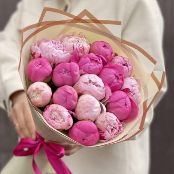 Букет из 17 разноцветных пионов