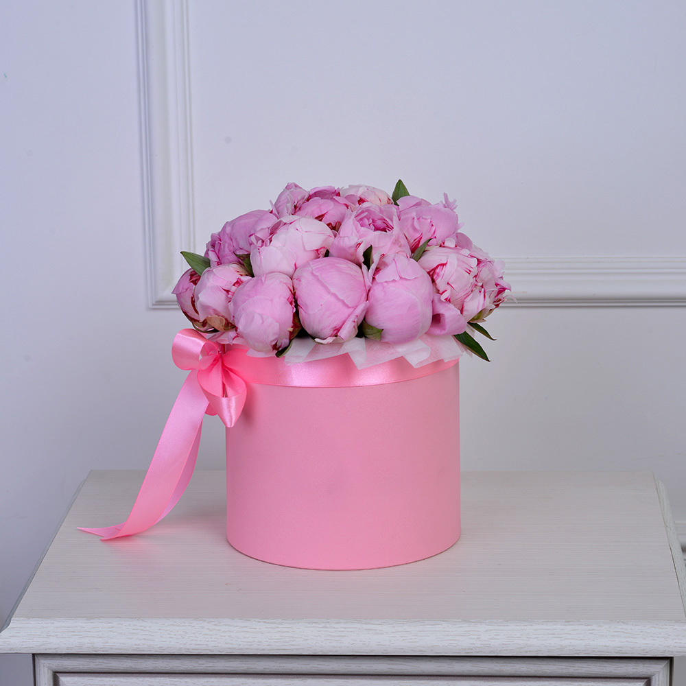 Букет из 21 розового пиона в розовой шляпной коробке