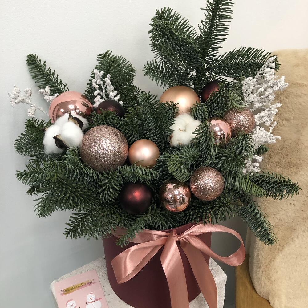 Новогодняя композиция из нобилиса (ели)