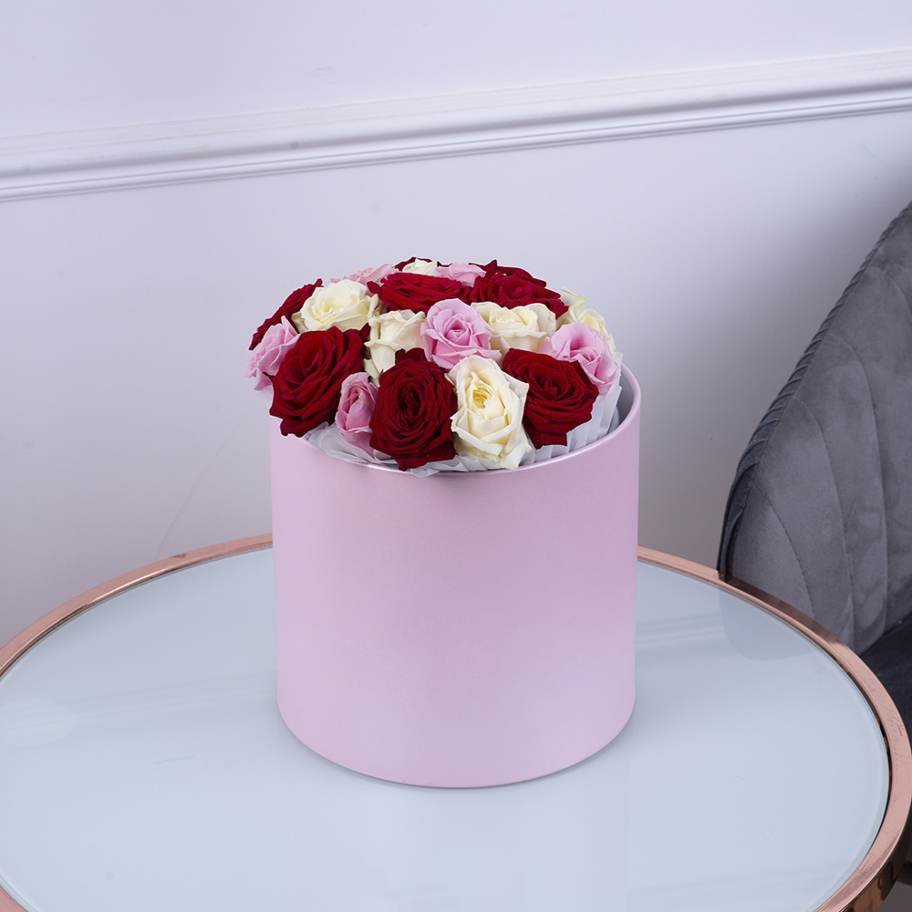 Букет из 21 разноцветной розы premium в розовой шляпной коробке