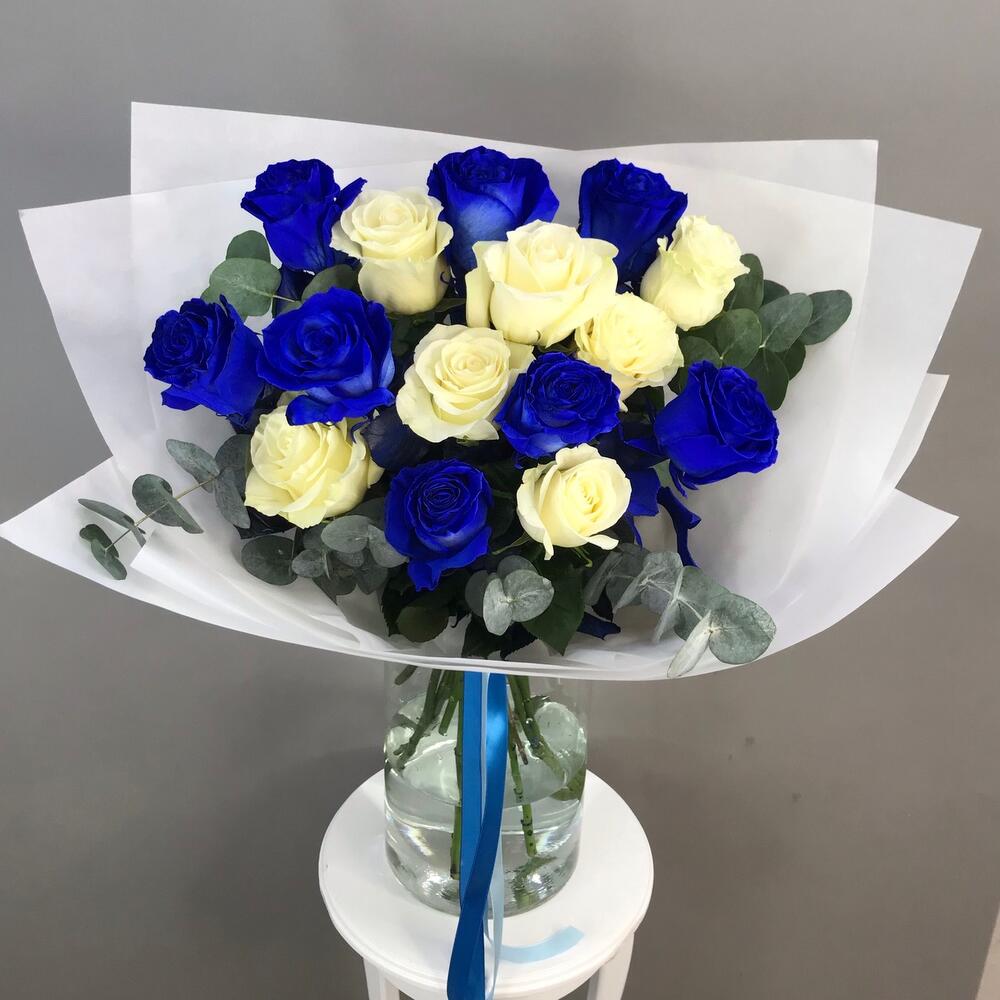 Букет из 15 синих и белых роз Эквадор