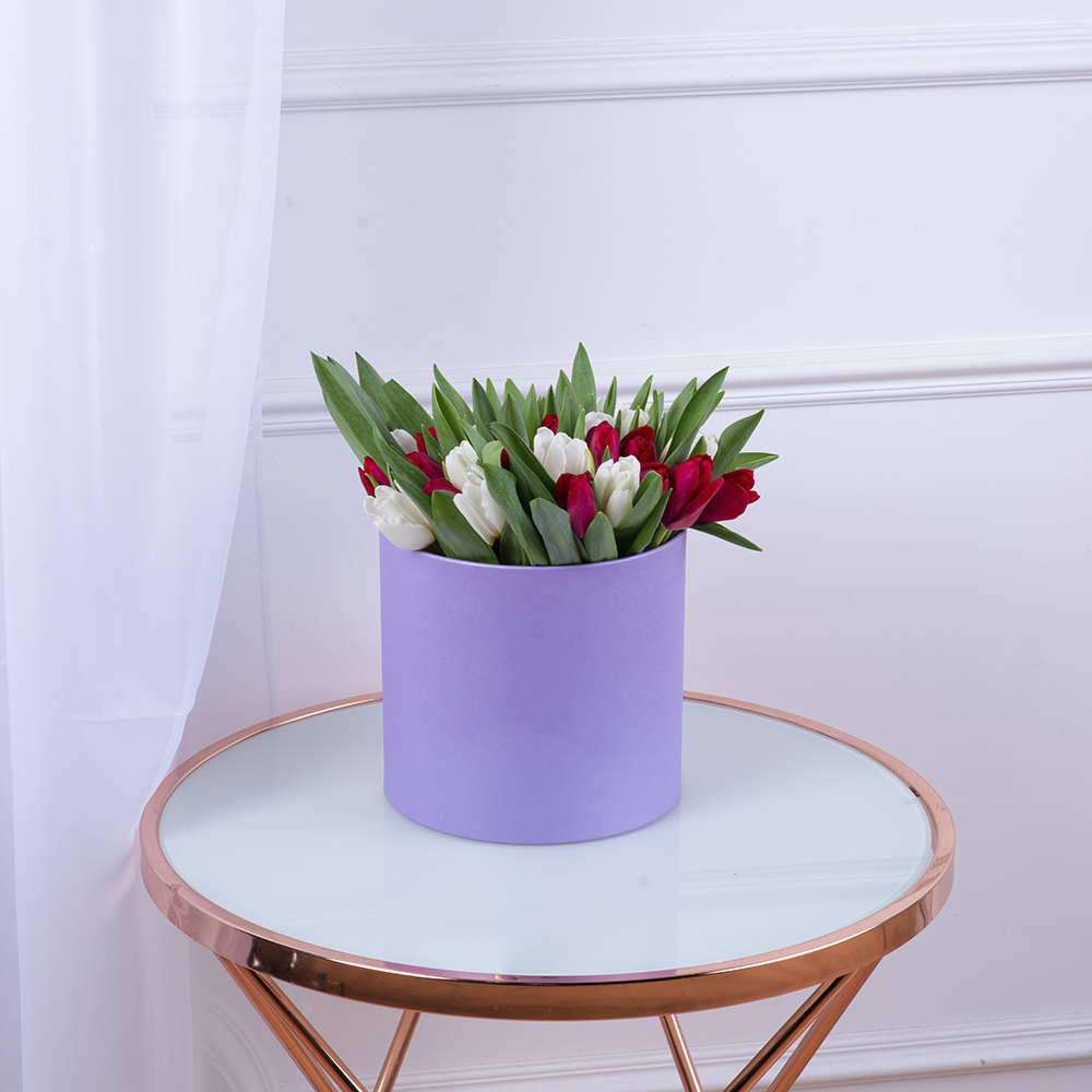 51 Разноцветный тюльпан в фиолетовой шляпной коробке