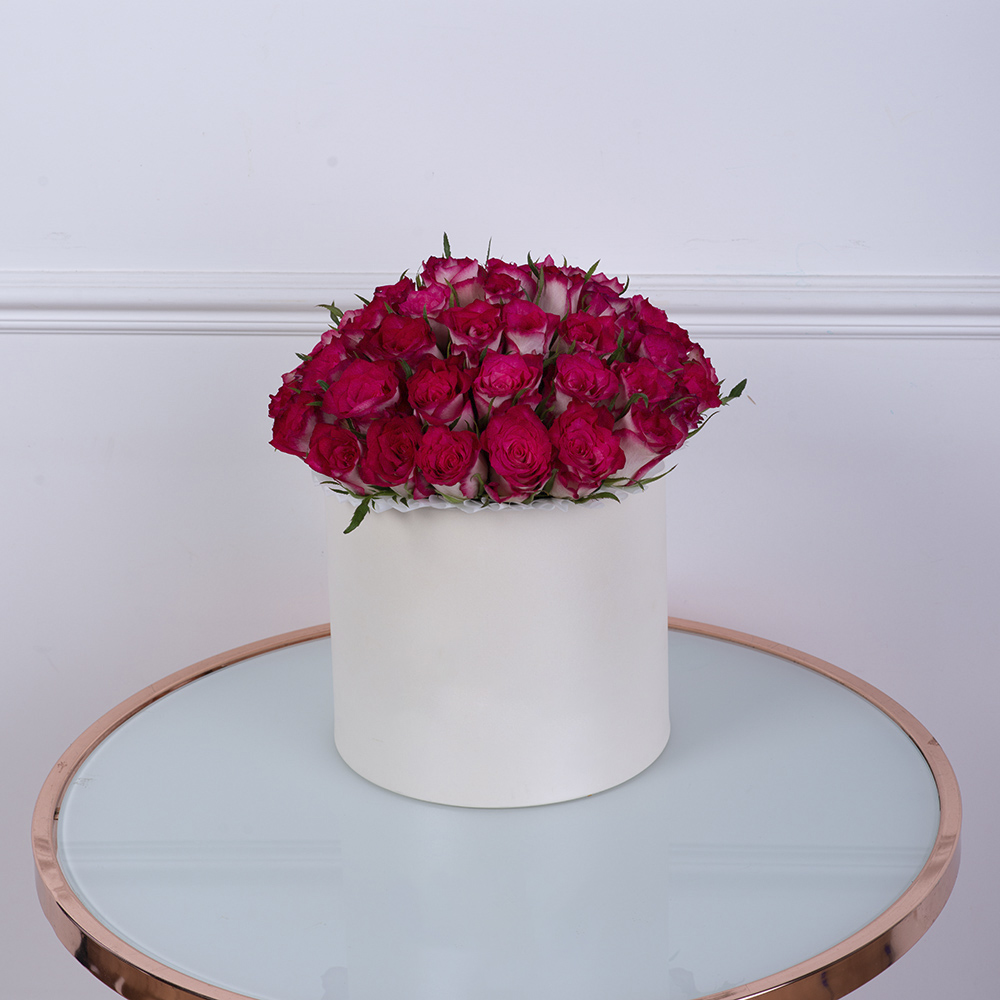 Букет из 51 бело-малиновой розы в кремовой шляпной коробке