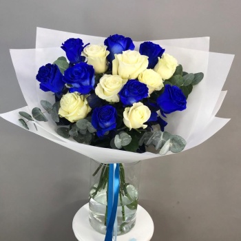 Букет из 15 синих и белых роз Эквадор