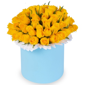51 желтая роза в голубой шляпной коробке