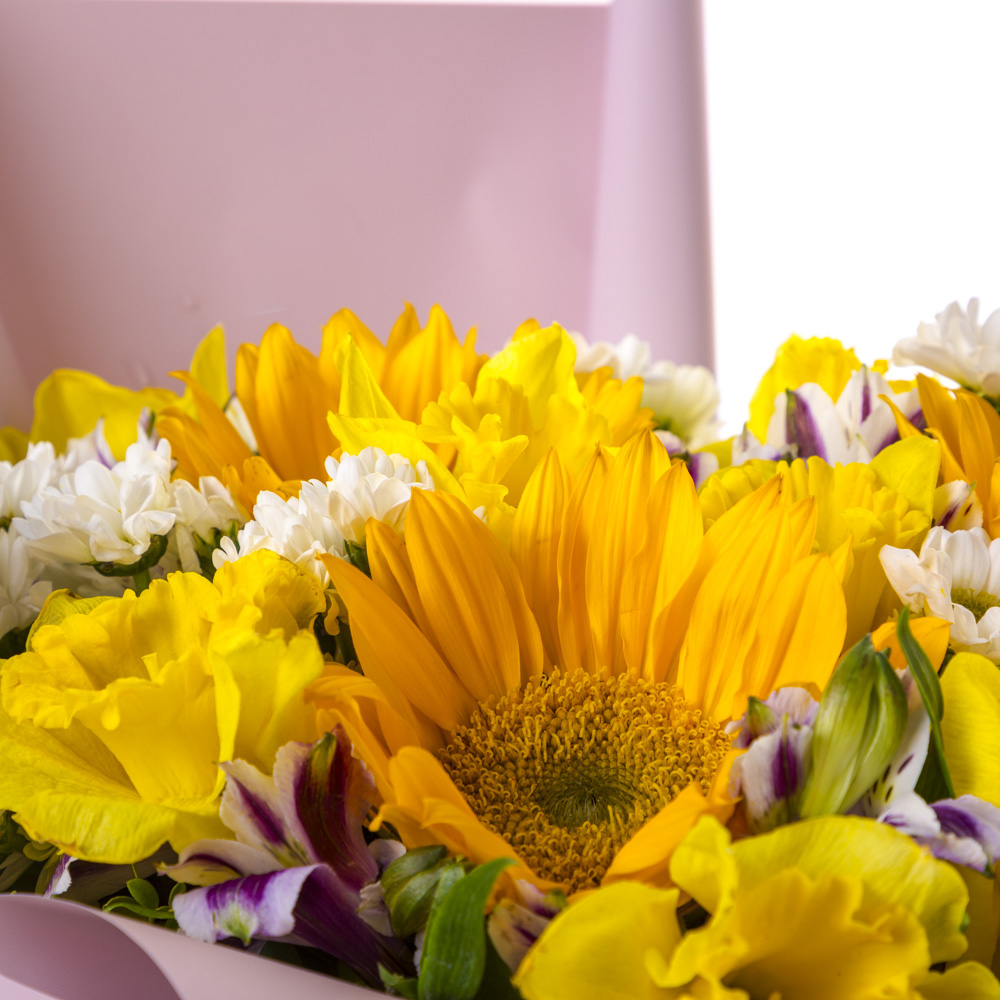 Букет с подсолнухом и хризантемой