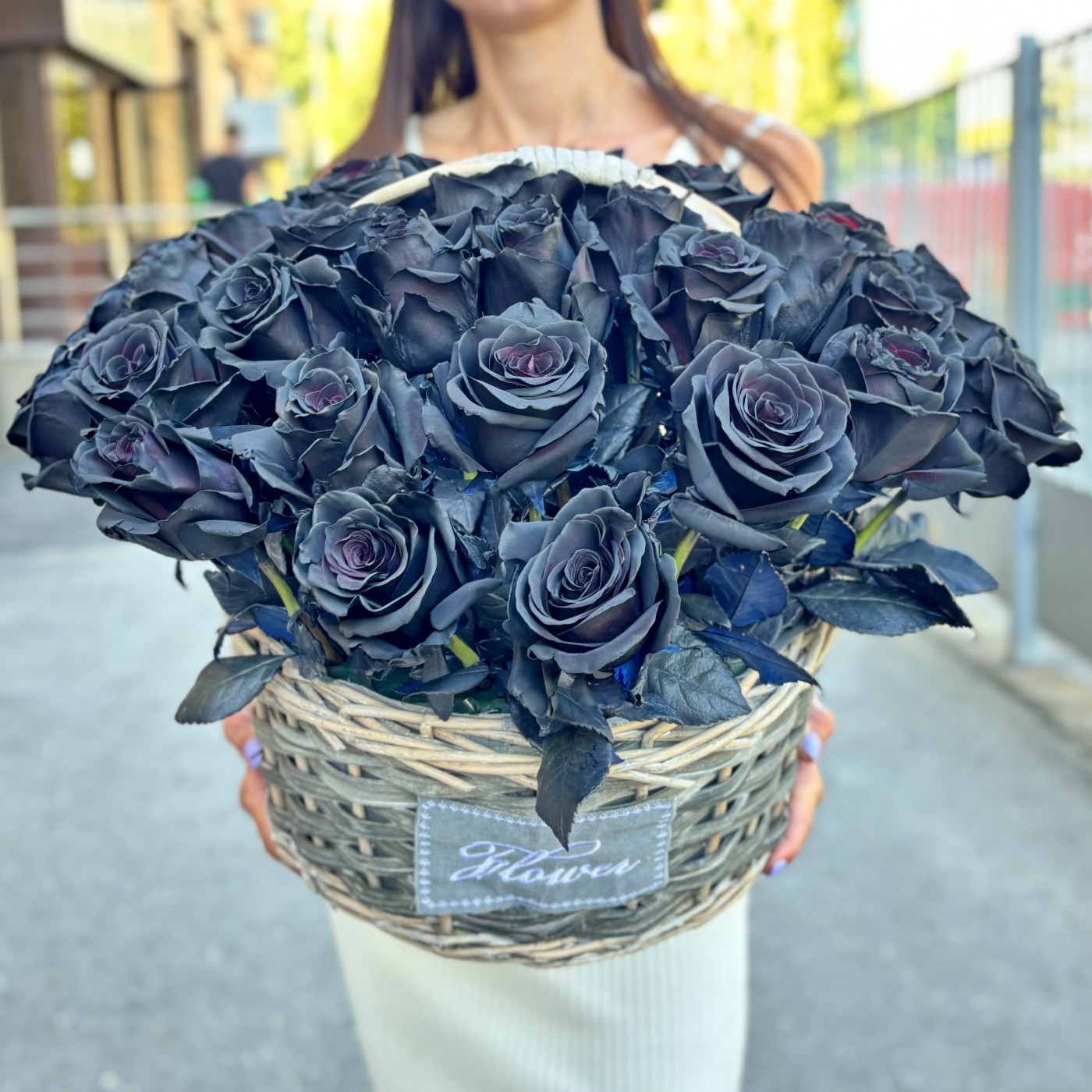 51 черная роза в корзине