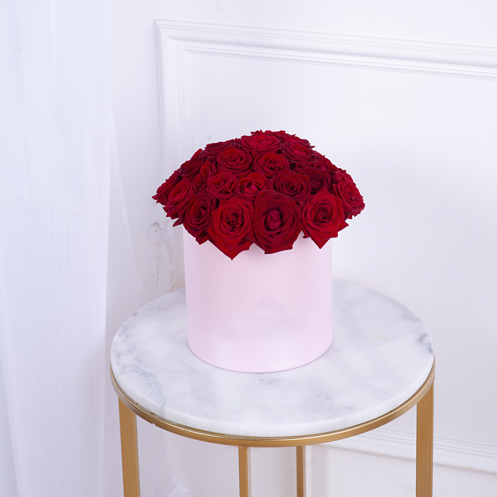 Букет из 35 красных роз premium в розовой шляпной коробке