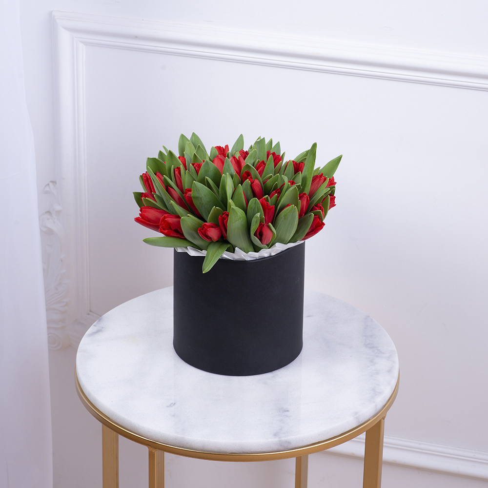 51 красный тюльпан в черной шляпной коробке