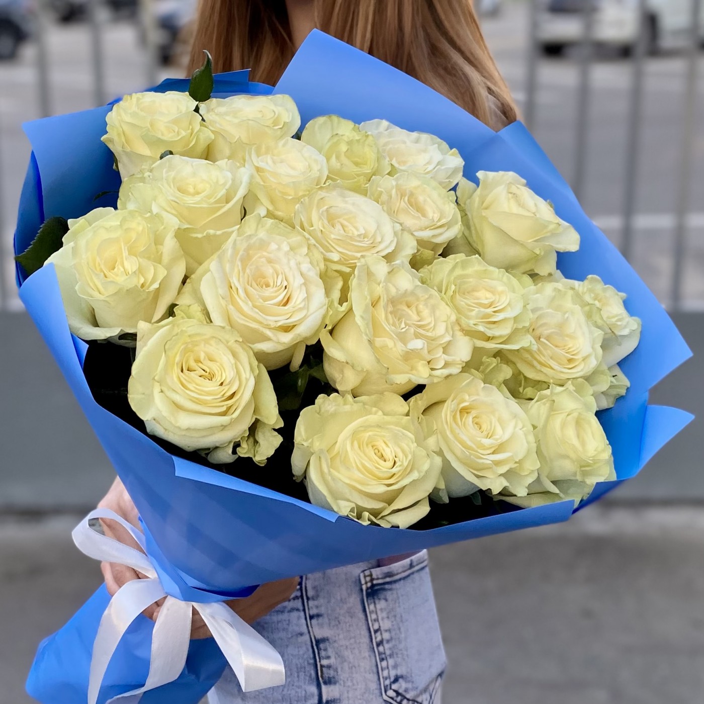 15 белых роз Premium 60 см.