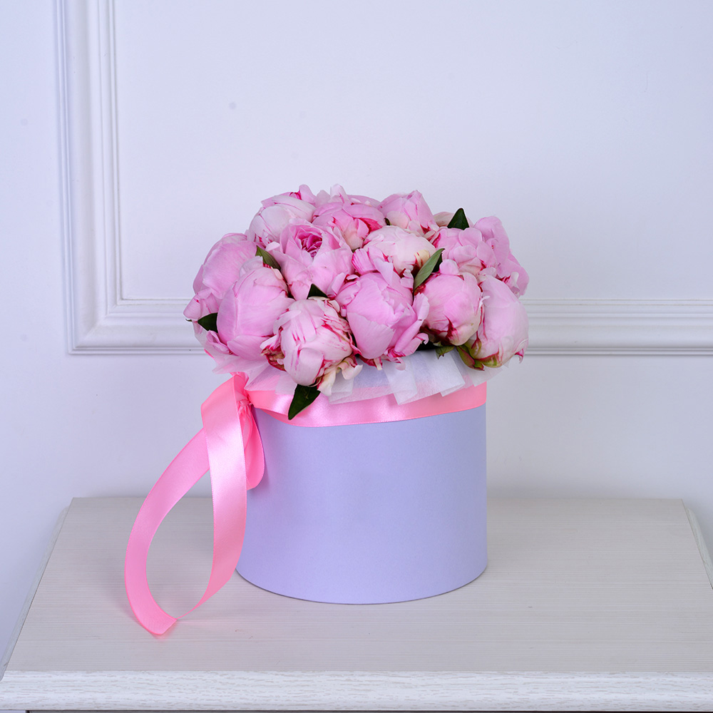 Букет из 19 розовых пионов в фиолетовой шляпной коробке