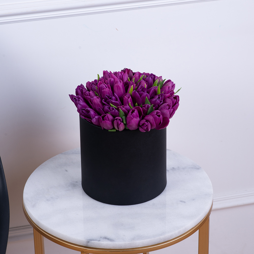 51 фиолетовый тюльпан в черной шляпной коробке