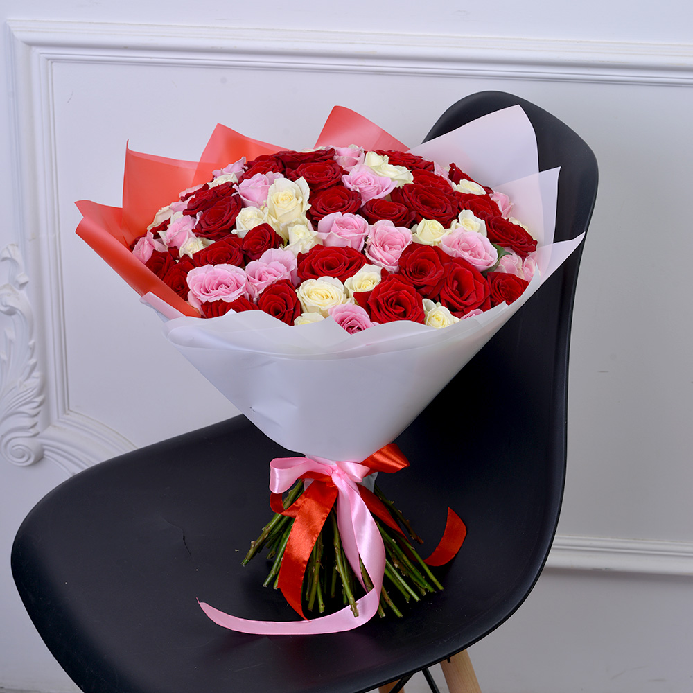 Букет из 75 разноцветных роз 40 см