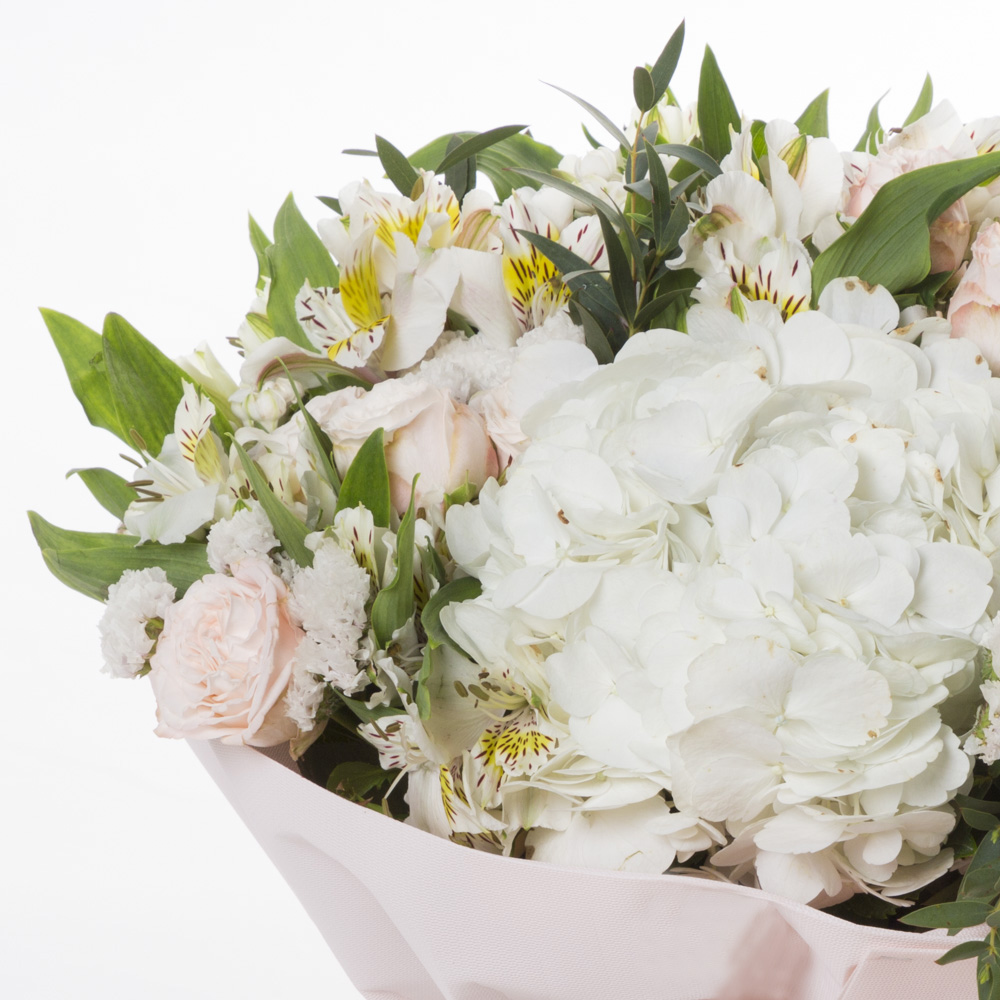 Букет с гортензией и альстромерией