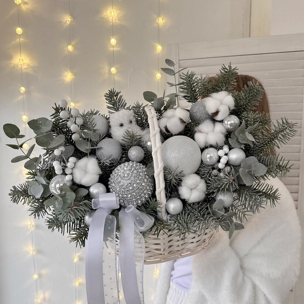 Зимняя корзина с нобилисом, эвкалиптом и новогодним декором