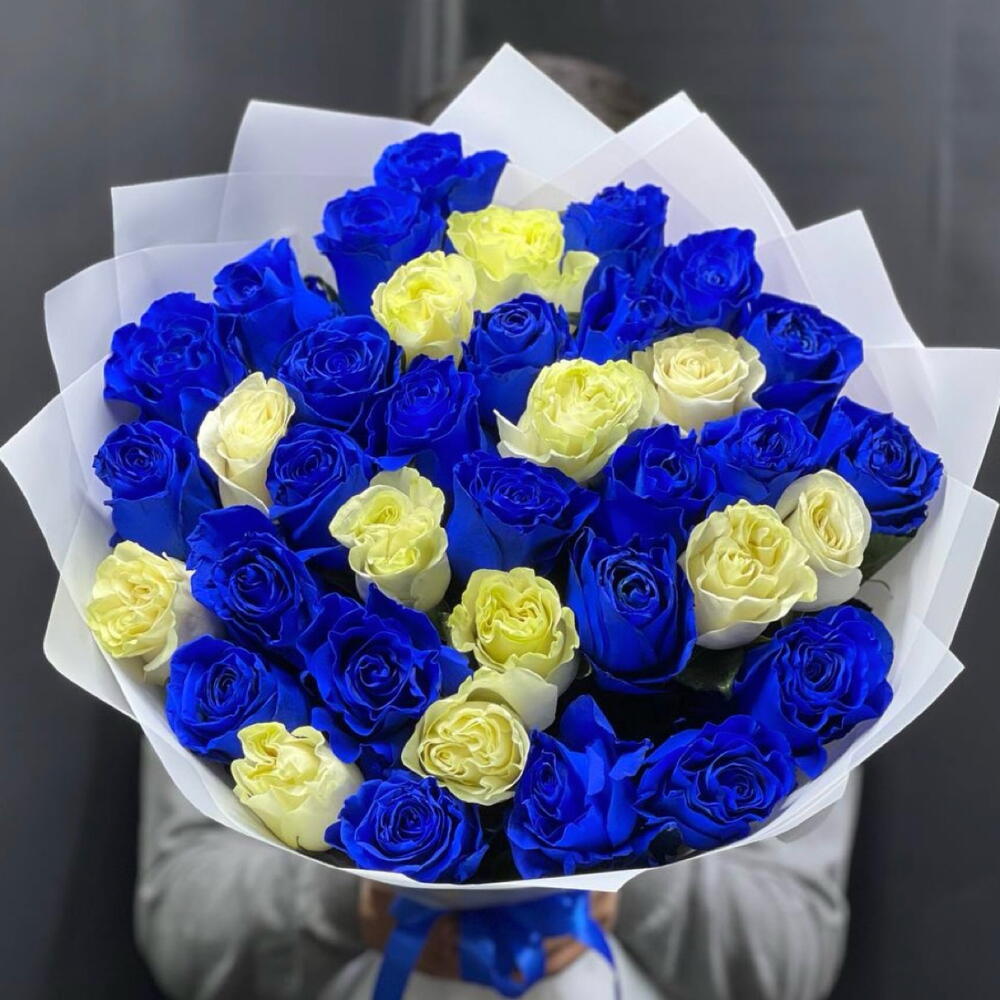 Букет из 37 синих и белых роз Эквадор