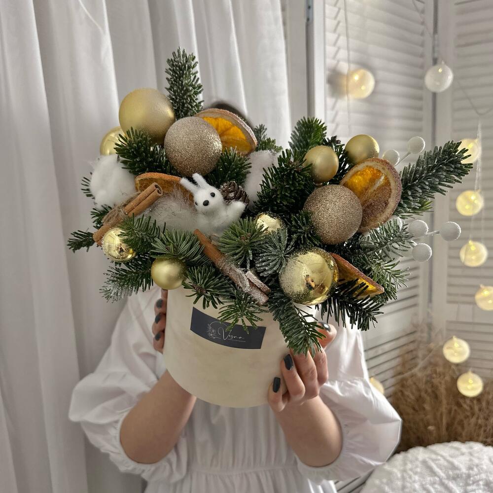 Зимняя композиция с живой елью, новогодним декором в бархатной коробке