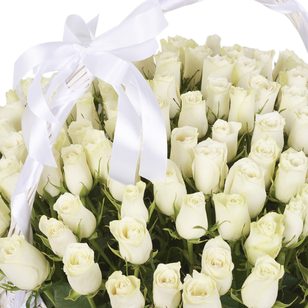 101 белая роза в корзине